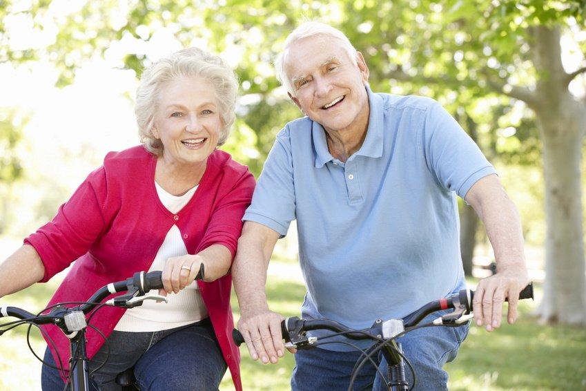 Zwei aktive Senioren beim Radfahren